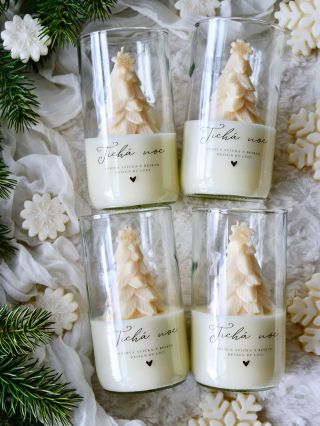 Tichá noc🎄🤍 tato sójová svíčka s vůní perníčků je vyrobená ve skleničce o objemu 400 ml, která sloužila jako láhev od vína...
