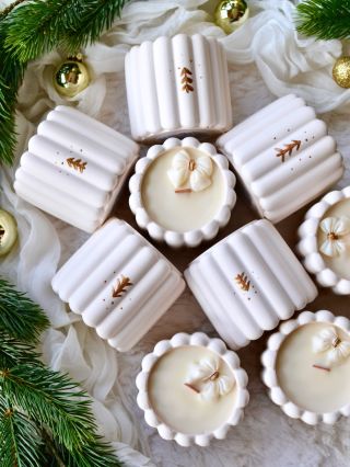 Bílé Vánoce v ručně vyrobeném kalíšku🎄🤍 i tato sójová svíčka bude v prodeji již v úterý v 19 hodin na e-shopu😊...